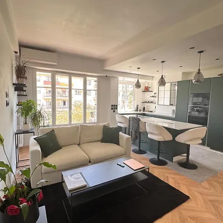 Beautiful 2-room, Ac, Center, Terrace Appartement *